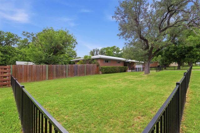 104 N Willis ST, Lampasas, TX 76550