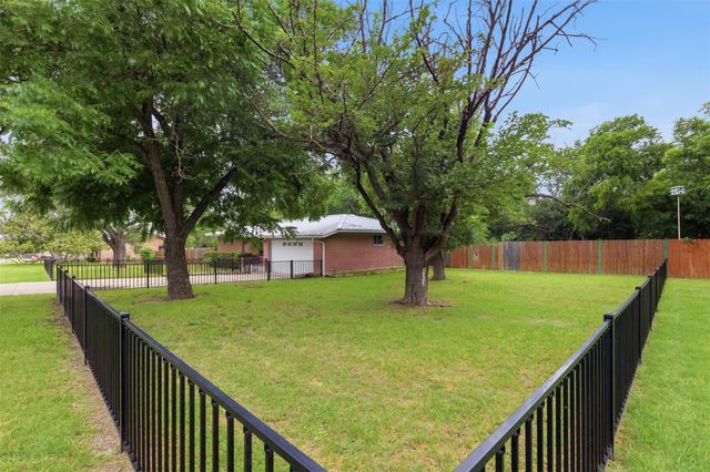 104 N Willis ST, Lampasas, TX 76550