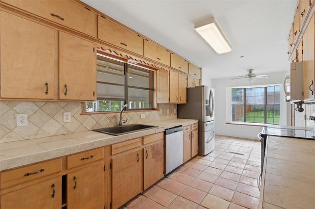 104 N Willis ST, Lampasas, TX 76550