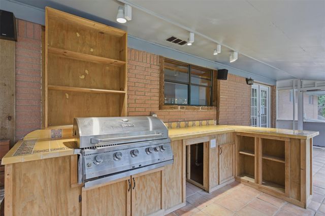 104 N Willis ST, Lampasas, TX 76550