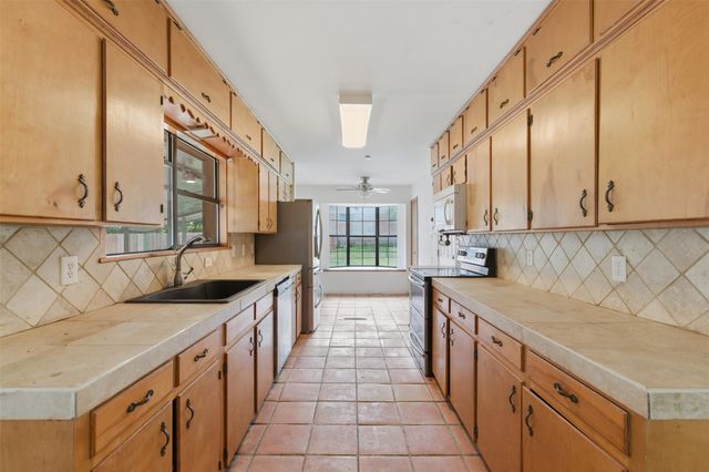 104 N Willis ST, Lampasas, TX 76550