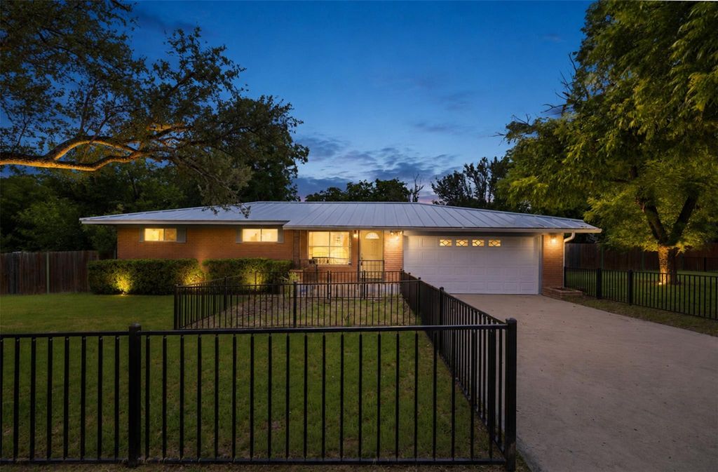 104 N Willis ST, Lampasas, TX 76550