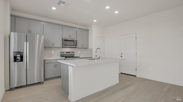 862 Telford Dr, Vacaville, CA 95687