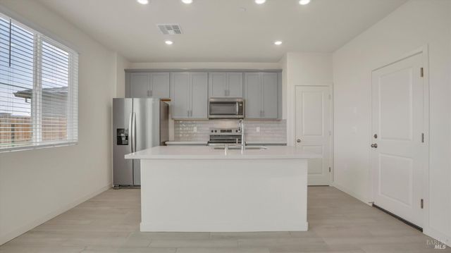 862 Telford Dr, Vacaville, CA 95687