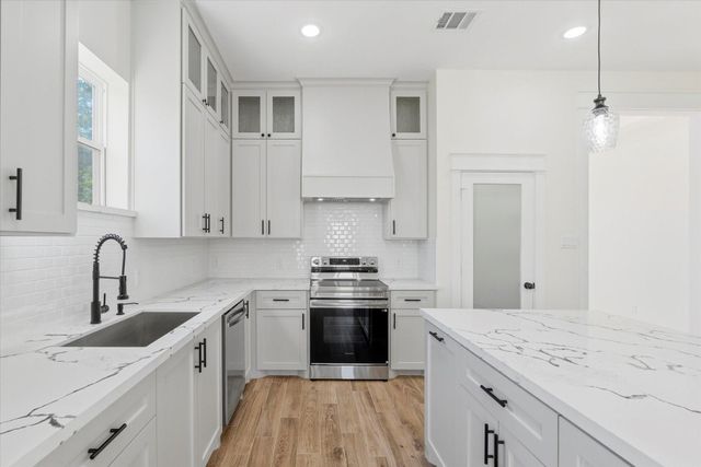 419 S Lobit Street, La Porte, TX 77571