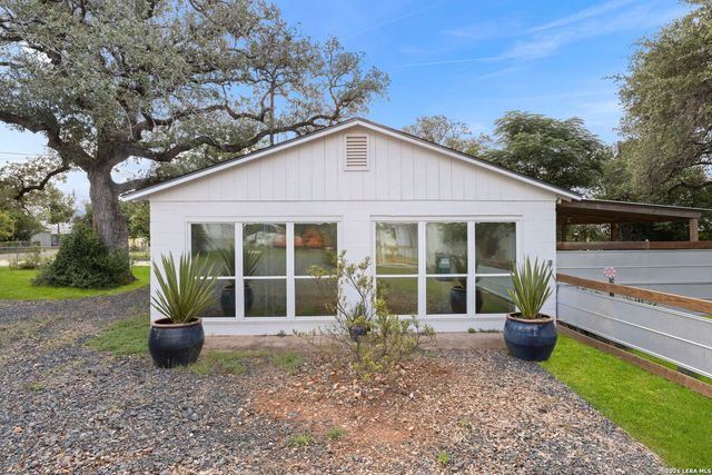 19 Us Highway 87, Comfort, TX 78013