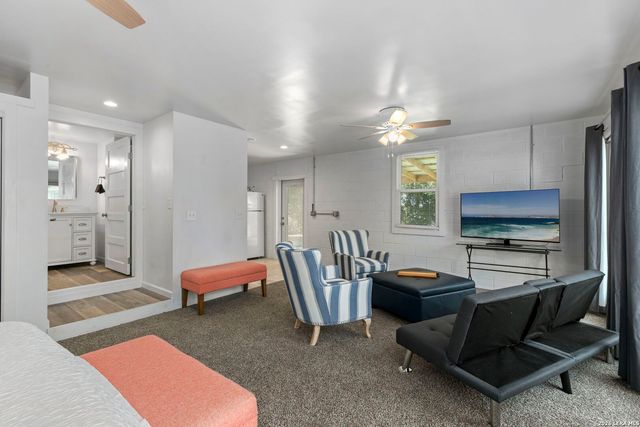 19 Us Highway 87, Comfort, TX 78013