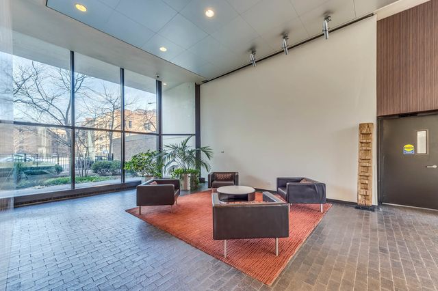 1560 N Sandburg Terrace 4009J, Chicago, IL 60610