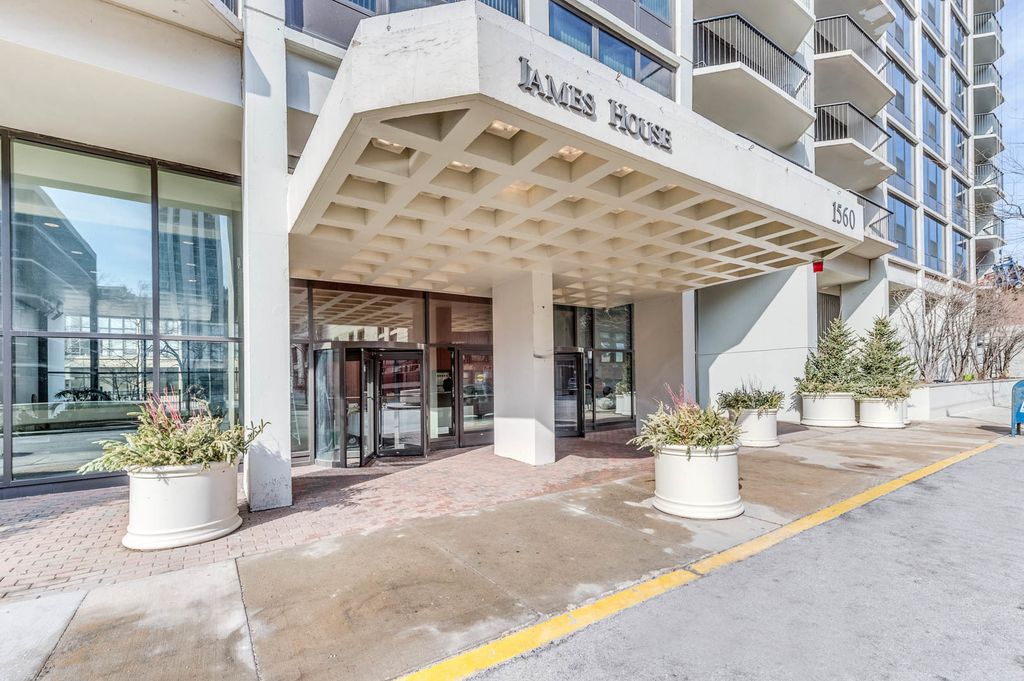 1560 N Sandburg Terrace 4009J, Chicago, IL 60610
