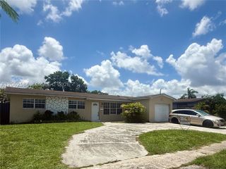 7710 NW 5th St, Pembroke Pines, FL 33024