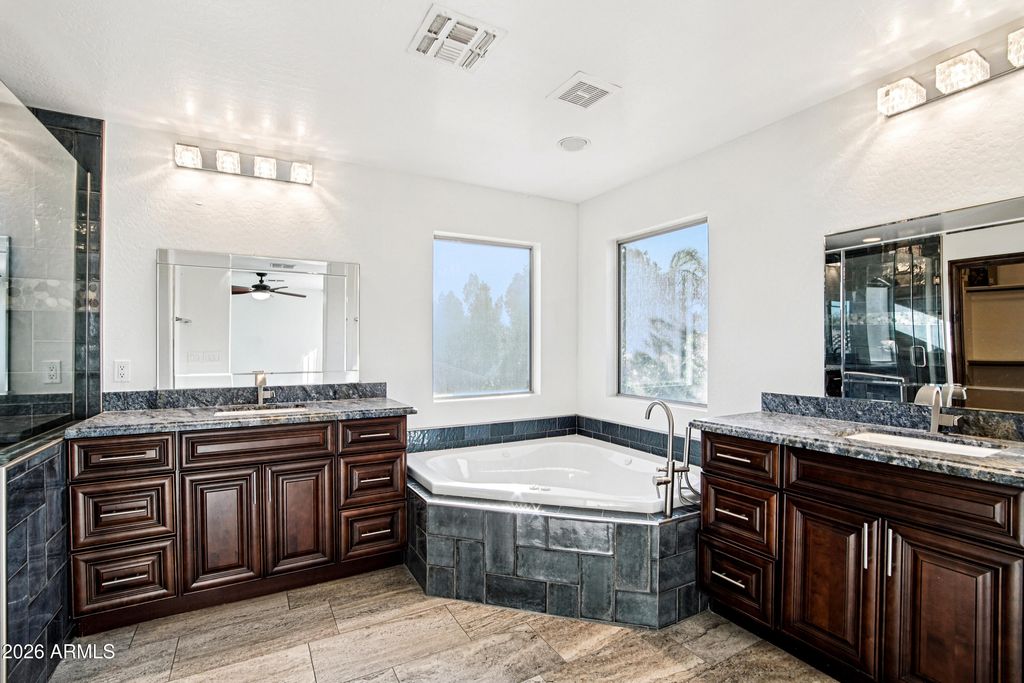 Image 16 of property listing at 563 E KRISTA Way, Tempe, AZ 85284