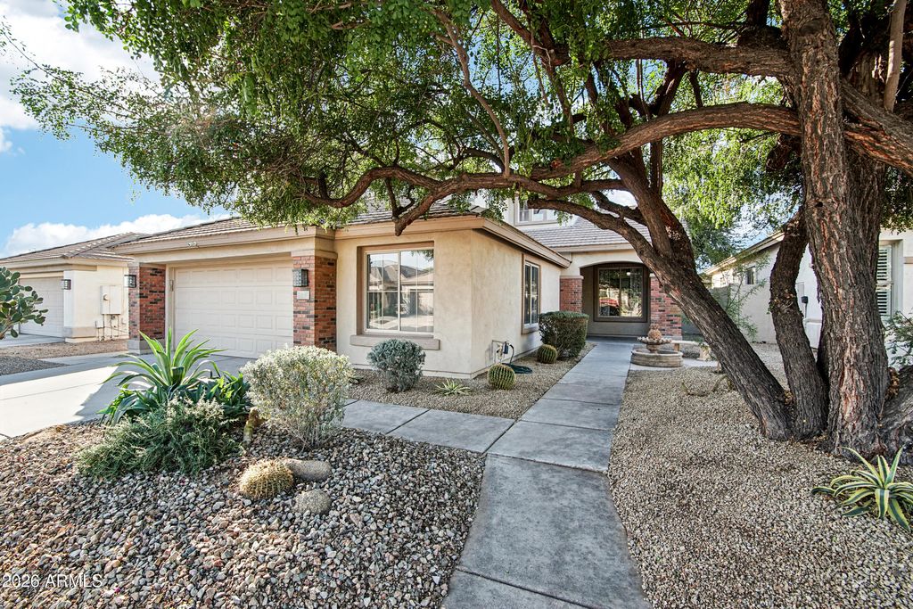 Image 2 of property listing at 563 E KRISTA Way, Tempe, AZ 85284
