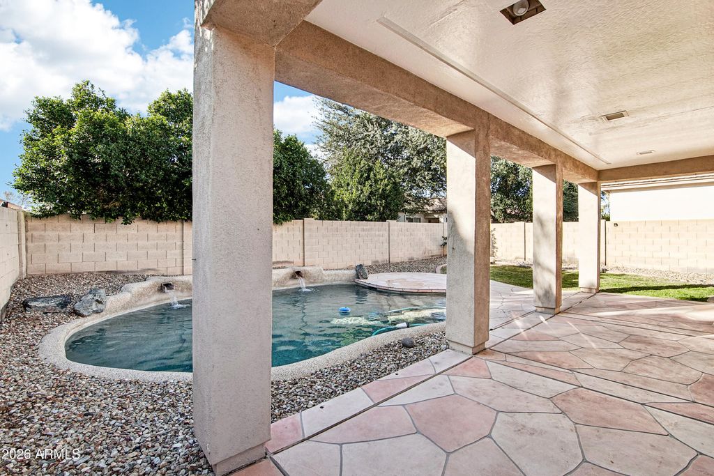 Image 29 of property listing at 563 E KRISTA Way, Tempe, AZ 85284
