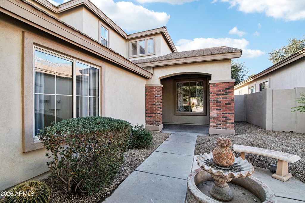 Image 3 of property listing at 563 E KRISTA Way, Tempe, AZ 85284