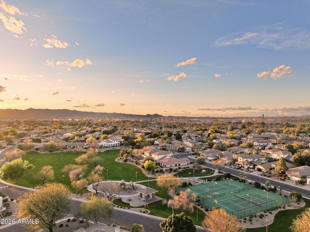 Image 36 of property listing at 563 E KRISTA Way, Tempe, AZ 85284