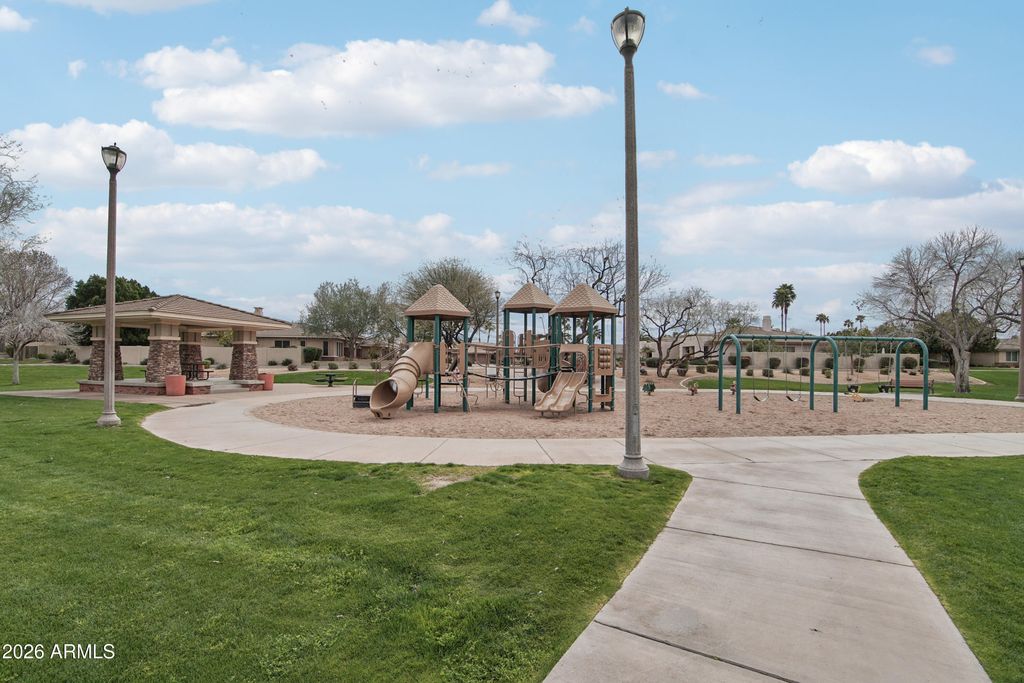 Image 40 of property listing at 563 E KRISTA Way, Tempe, AZ 85284