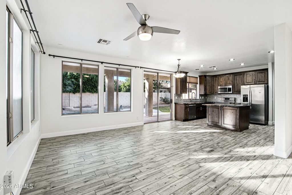 Image 7 of property listing at 563 E KRISTA Way, Tempe, AZ 85284