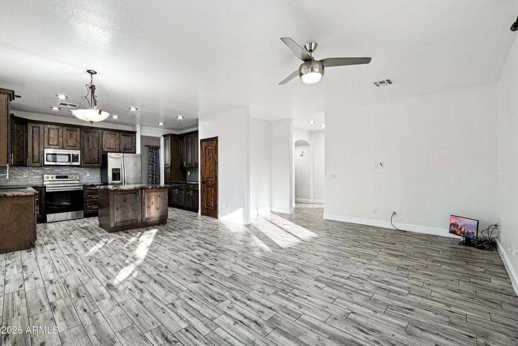 Image 8 of property listing at 563 E KRISTA Way, Tempe, AZ 85284
