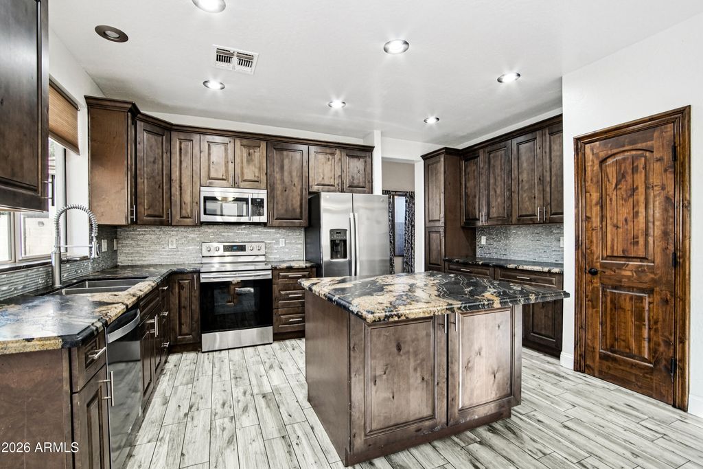 Image 9 of property listing at 563 E KRISTA Way, Tempe, AZ 85284
