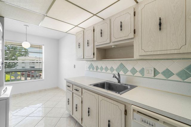 2835 SW 13th Street 202, Delray Beach, FL 33445