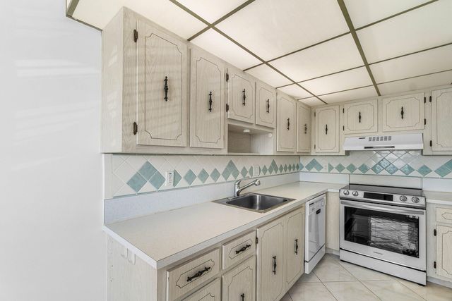 2835 SW 13th Street 202, Delray Beach, FL 33445