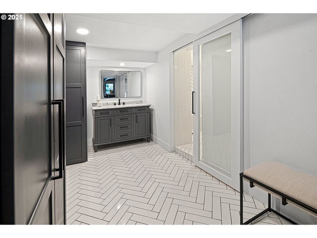 3220 Southshore Blvd, Lake Oswego, OR 97034