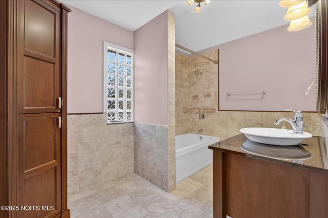 2512 Robinwood Avenue, Toledo, OH 43610