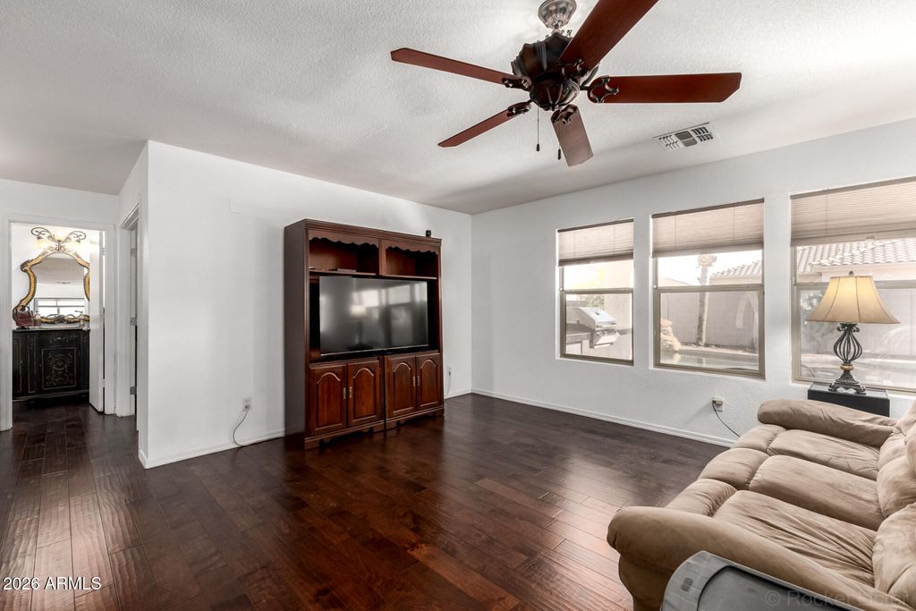 Image 12 of property listing at 3135 W MOLLY Lane, Phoenix, AZ 85083