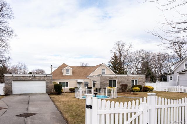 24 Whaley Street, Freeport, NY 11520