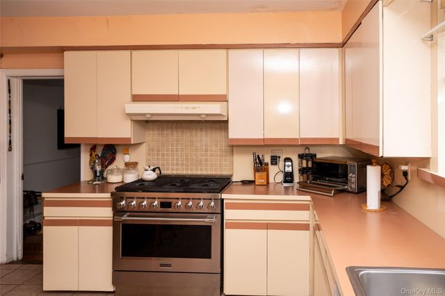 24 Whaley Street, Freeport, NY 11520