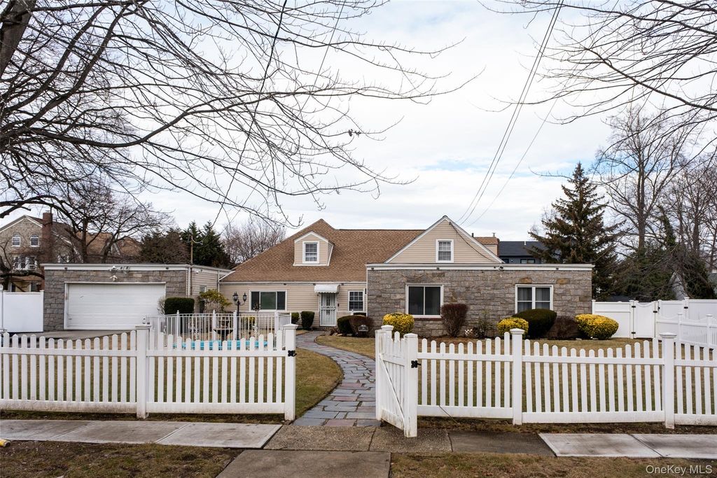 24 Whaley Street, Freeport, NY 11520