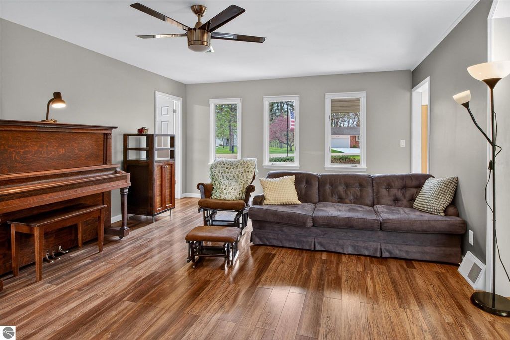 Image 14 of property listing at 410 Orchard Court, St Louis, MI 48880