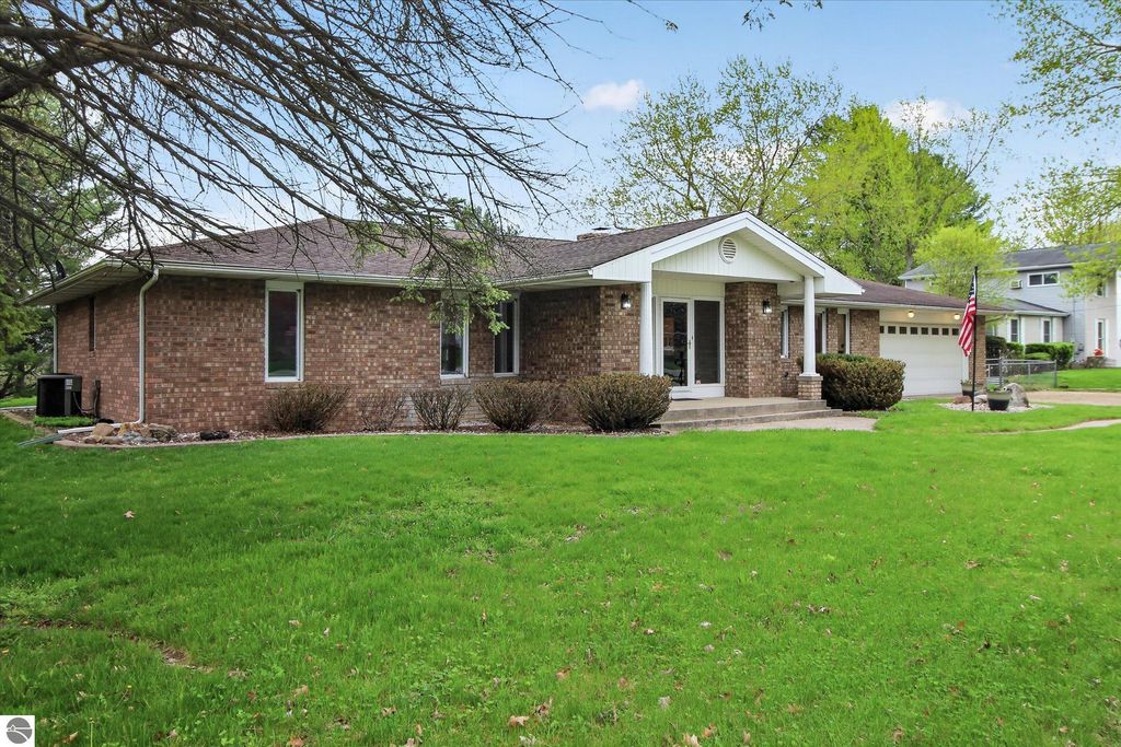 Image 2 of property listing at 410 Orchard Court, St Louis, MI 48880