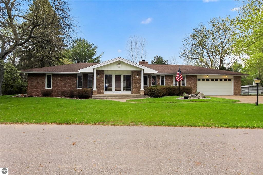 Image 3 of property listing at 410 Orchard Court, St Louis, MI 48880
