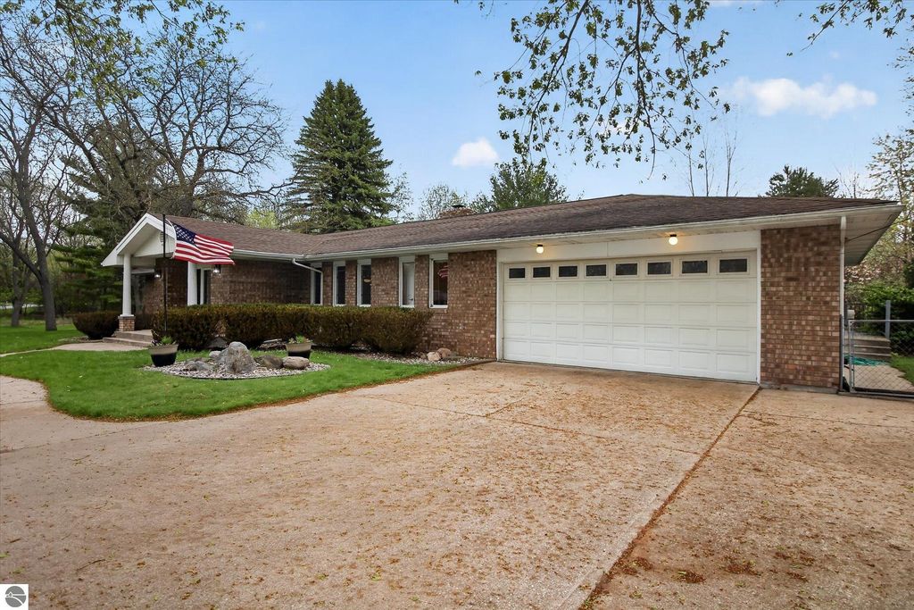 Image 4 of property listing at 410 Orchard Court, St Louis, MI 48880