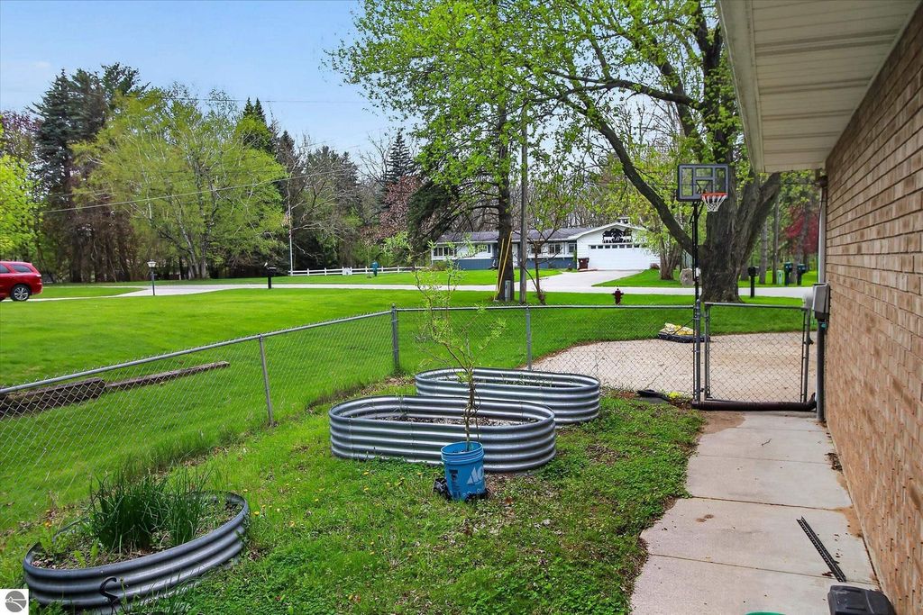 Image 5 of property listing at 410 Orchard Court, St Louis, MI 48880