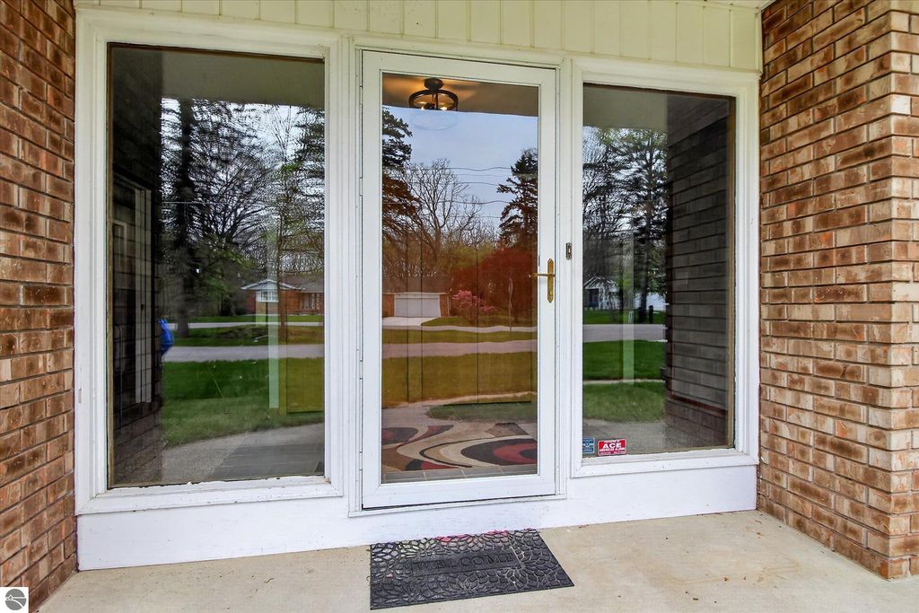 Image 6 of property listing at 410 Orchard Court, St Louis, MI 48880