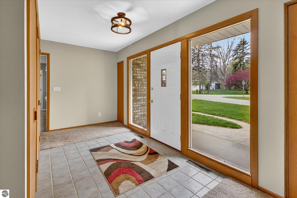 Image 8 of property listing at 410 Orchard Court, St Louis, MI 48880
