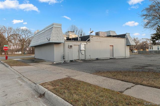 5006 S Wayne Road, Wayne, MI 48184