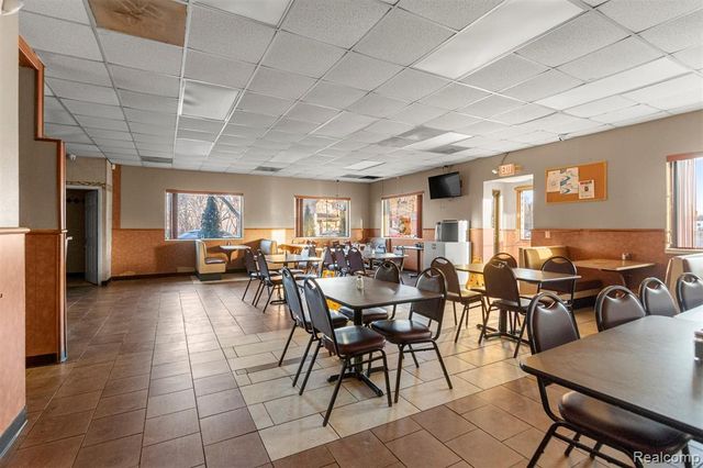 5006 S Wayne Road, Wayne, MI 48184