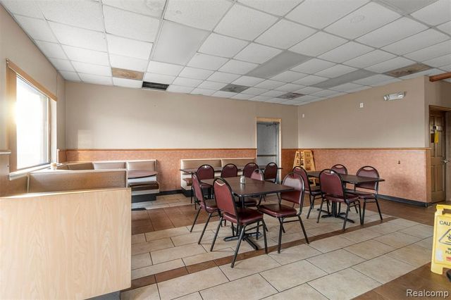 5006 S Wayne Road, Wayne, MI 48184