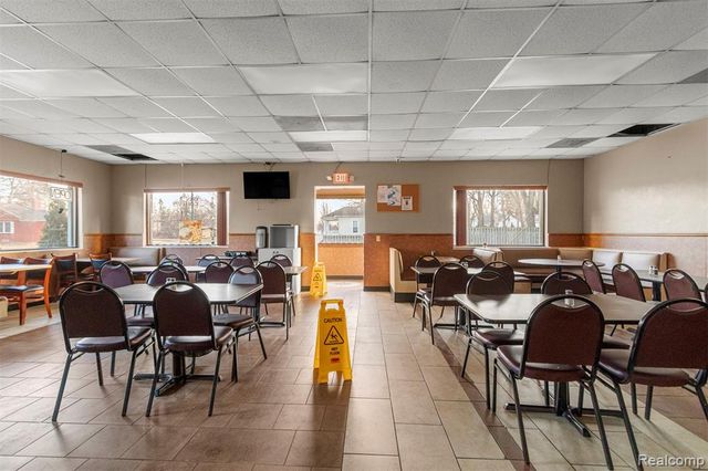 5006 S Wayne Road, Wayne, MI 48184