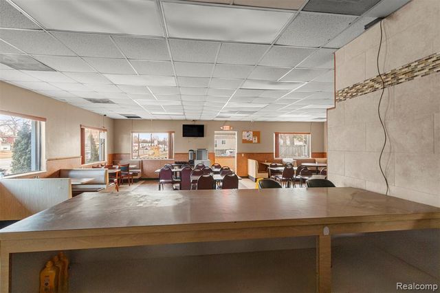 5006 S Wayne Road, Wayne, MI 48184