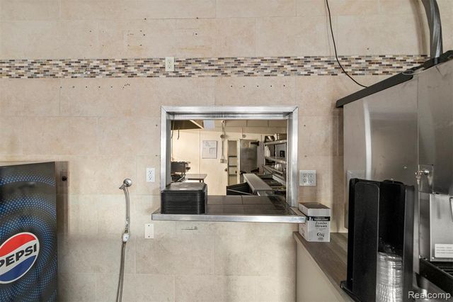 5006 S Wayne Road, Wayne, MI 48184