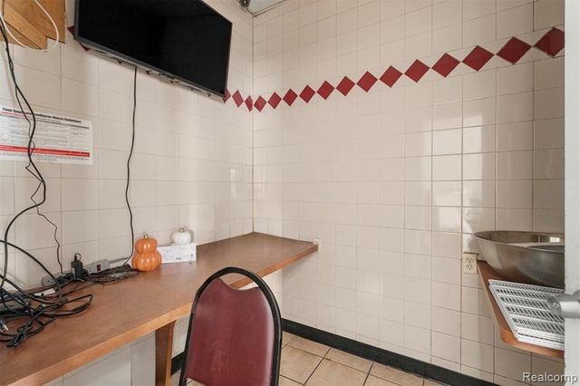 5006 S Wayne Road, Wayne, MI 48184