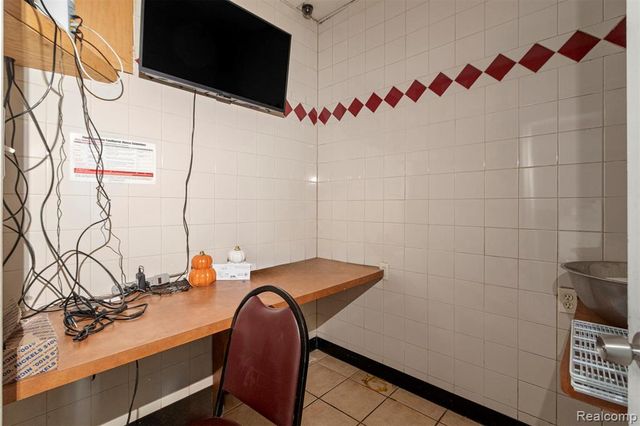 5006 S Wayne Road, Wayne, MI 48184