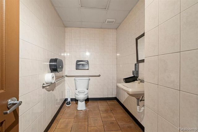 5006 S Wayne Road, Wayne, MI 48184