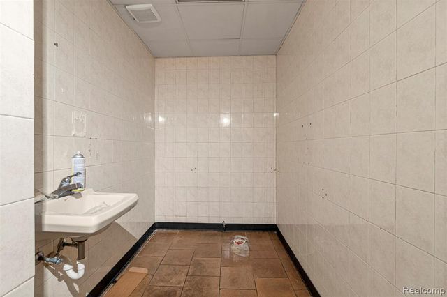 5006 S Wayne Road, Wayne, MI 48184