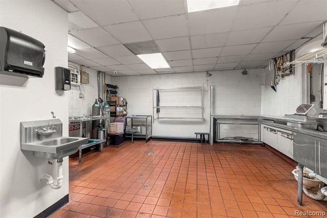 5006 S Wayne Road, Wayne, MI 48184