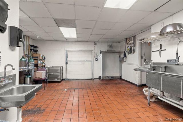 5006 S Wayne Road, Wayne, MI 48184